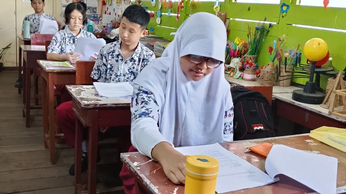 Aila saat mengikuti bimbingan dari wali kelas untuk persiapan tes kemampuan akademik (TKA), lada Kamis (16/4). (MARSITA RIANDINI/PONTIANAK POST)