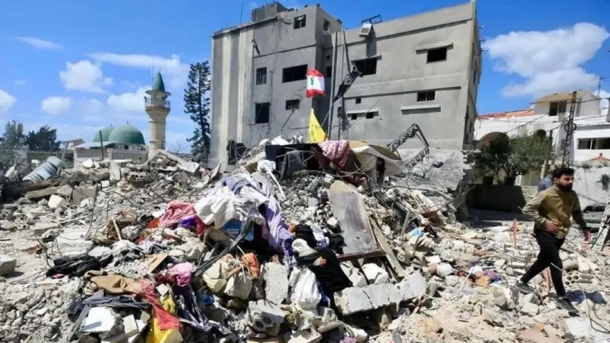 Bangunan-bangunan yang hancur akibat serangan udara Israel di Zrariyeh, Lebanon selatan. (ANTARA)