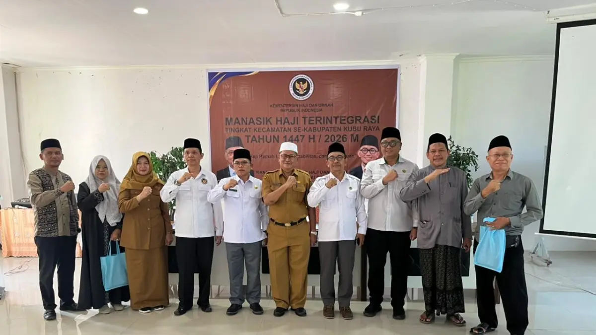 BANTUAN: Pelaksanaan manasik haji Kubu Raya berlangsung di Aula Kantor Kementerian Haji dan Umroh Kubu Raya, Rabu (15/4), dirangkai dengan penyerahan bantuan baju batik dari Pemkab kepada CJH Kubu Raya.