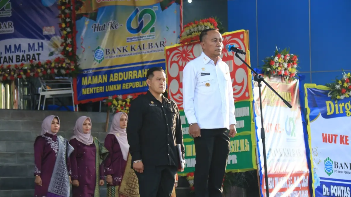 HUT BANK KALBAR: Krisantus Kurniawan saat bertindak sebagai inspektur upacara di peringatan HUT ke-62 Bank Kalbar di Kantor Cabang Utama Pontianak. (ADPIM PEMPROV KALBAR)