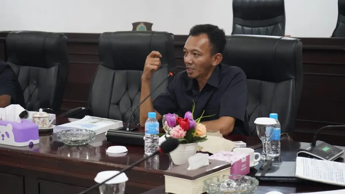 Wakil Ketua Komisi I DPRD Kabupaten Kayong Utara, Yulisman mengimbau pengangkut buah kelapa sawit, agar tidak membawa muatan melebihi tonase saat melintas di Jalan Parit Timur. (ISTIMEWA)