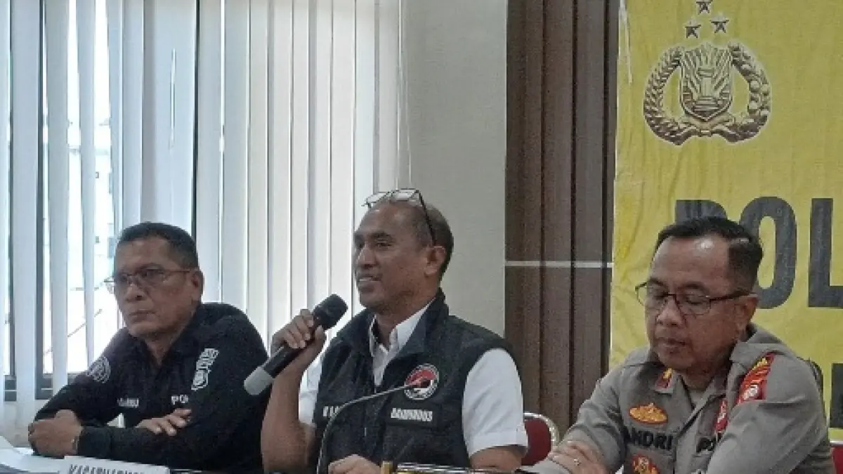 KBO Satresnarkoba Polres Kubu Raya, Iptu Raimundus Nonnatus Gawe (dua dari kiri) didampingi Wakapolres Kompol Andri Syahroni saat konferensi pers di Mapolres Kubu Raya, Rabu (15/4).