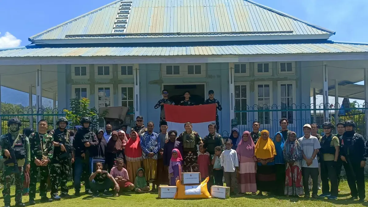 Kebersamaan TNI dan warga Jayawijaya usai kegiatan bakti sosial, membersihkan tempat ibadah dan menyalurkan bantuan bagi masyarakat.