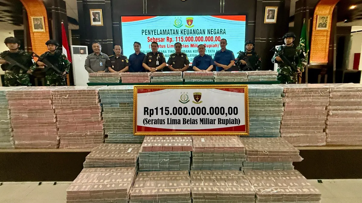 Kejaksaan Tinggi Kalimantan Barat menggelar konferensi pers terkait dana jaminan pembangunan fasilitas pemurnian (smelter) pada Kamis (16/4). Dari hasil pengungkapan diamankan barang bukti uang tunai Rp115 miliar. (MEIDY KHADAFI/PONTIANAK POST)