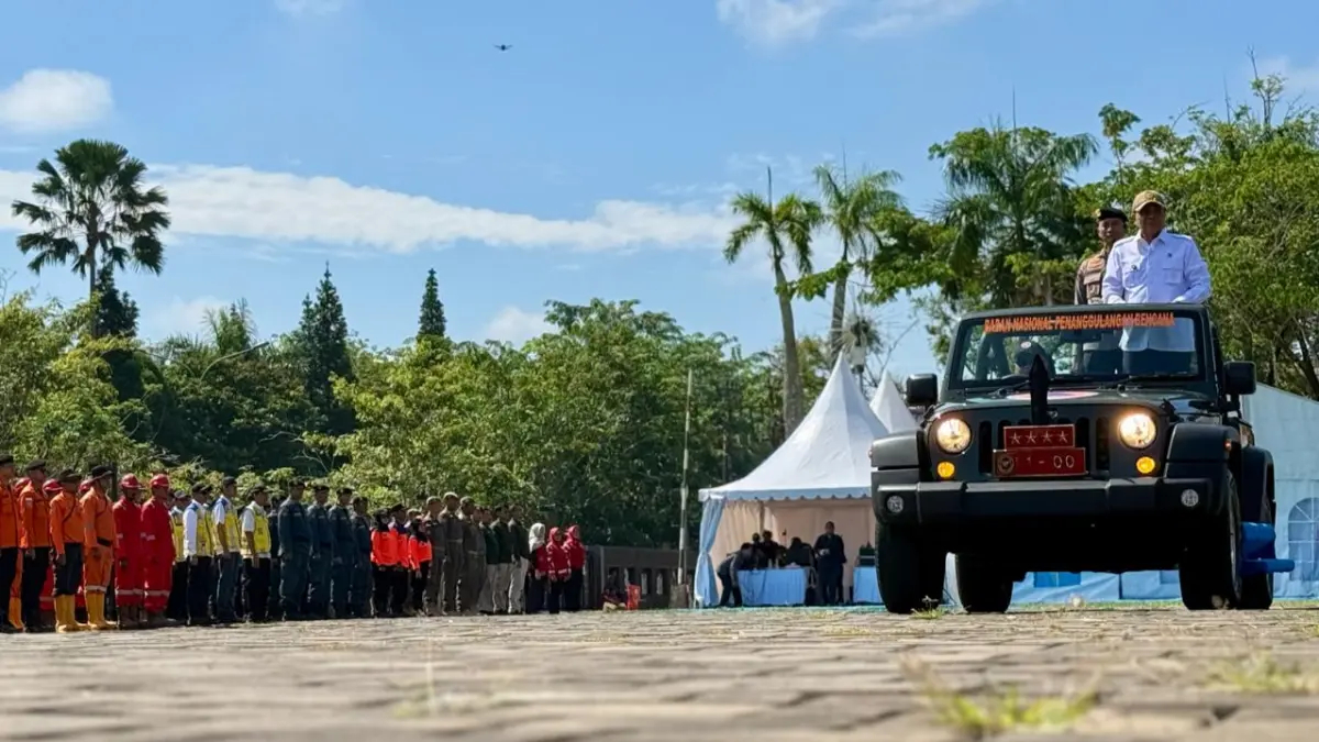 Apel Kesiapsiagaan penanggulangan bencana kebakaran hutan dan lahan nasional tahun 2026 Provinsi Kalimantan Barat di halaman kantor Gubernur Kalbar, Kamis (16/4). Apel ini dipimpin langsung Menteri Koordinator Bidang Politik dan Keamanan, Jenderal TNI (Purn) Djamari Chaniago. (MEIDY KHADAFI/PONTIANAK POST)