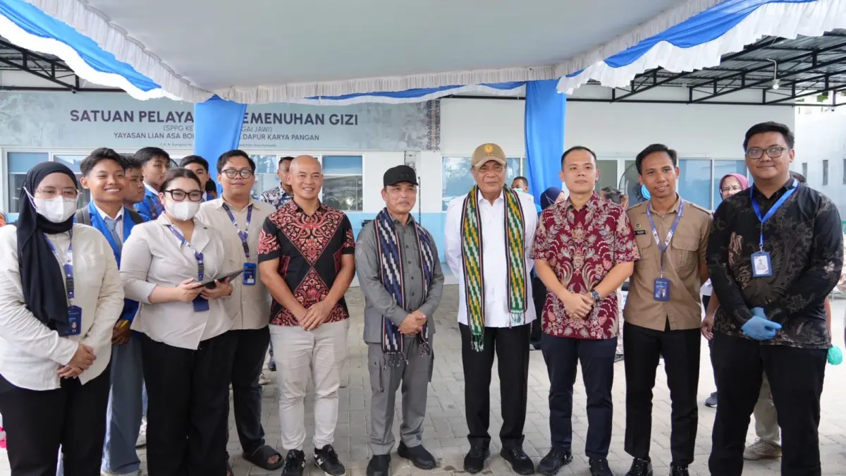 Menkopolkam Jenderal TNI (Purn) Djamari Chaniago memberikan apresiasi langsung saat meninjau salah satu SPPG di Jalan Suwignyo Kota Pontianak pada Kamis (16/4). (MEIDY KHADAFI/PONTIANAK POST)