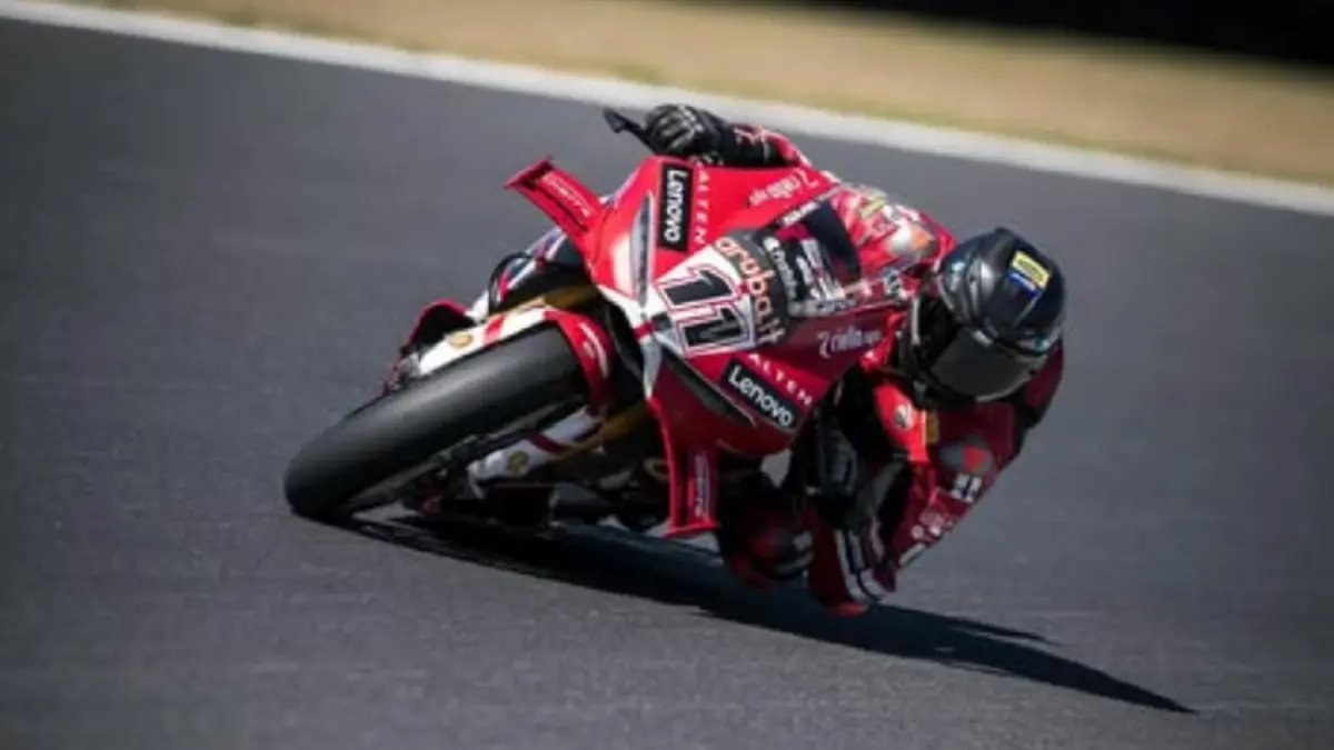 Nicolo Bulega saat beraksi di lintasan balap, kini masa depannya di MotoGP bergantung pada keputusan finansial Ducati. (INSTAGRAM/@nicolo_bulega11)
