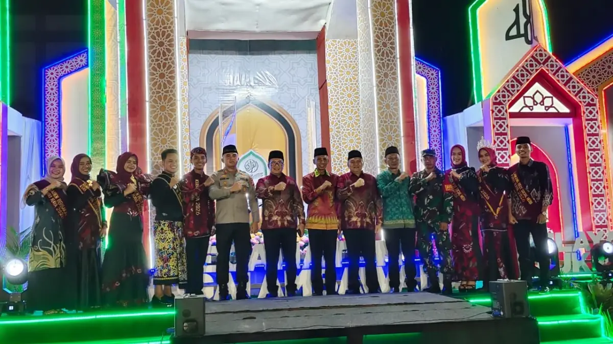 PEMBUKAAN: Bupati Kubu Raya Sujiwo membuka MTQ XII tingkat Kubu Raya di Sungai Ambawang, Selasa (14/4)