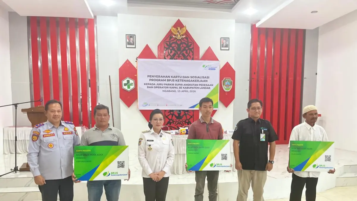 Penyerahan kartu BPJS Ketenagakerjaan kepada pekerja transportasi pedesaan di Landak sebagai upaya perlindungan sosial.