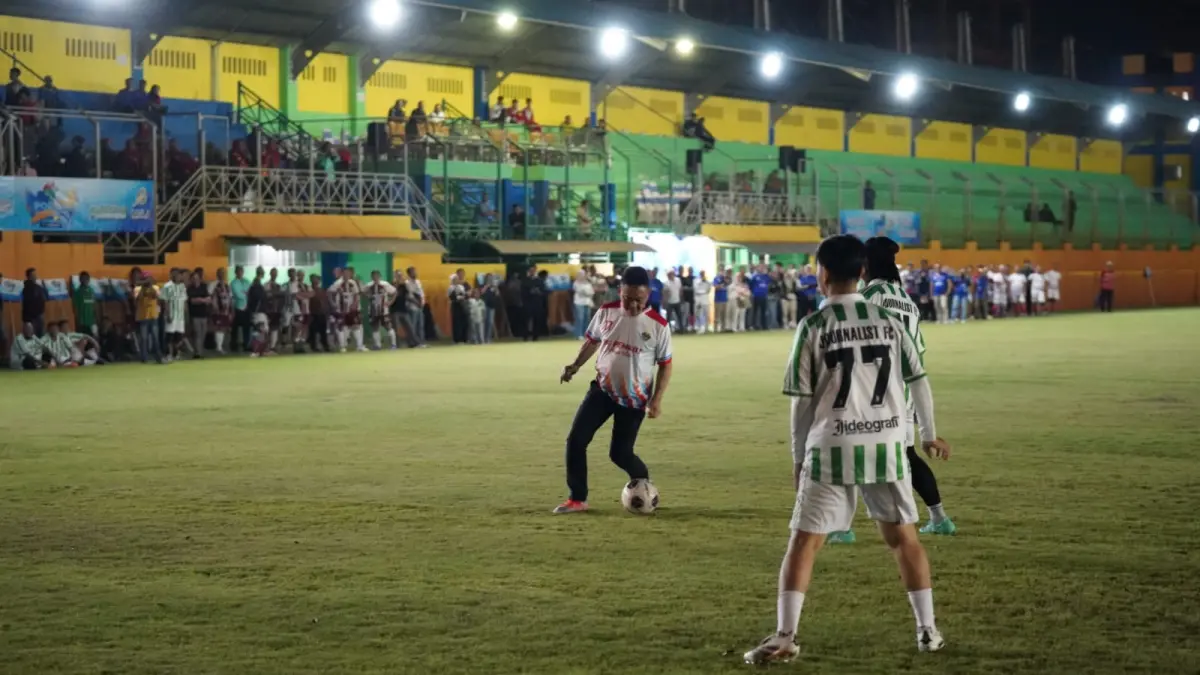 PERSAHABATAN: Wali Kota Pontianak, Edi Kamtono ikut bermain dalam laga persahabatan di Stadion Keboen Sajoek. (ISTIMEWA)