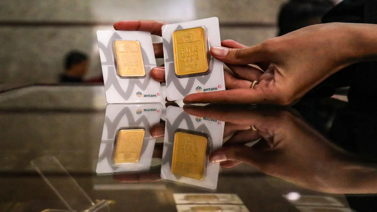 Petugas menunjukkan emas Antam di Butik Emas Logam Mulia PT. Aneka Tambang (Antam) di kantor pusat Jalan TB. Simatupang, Jakarta. (DOK JAWA POS)