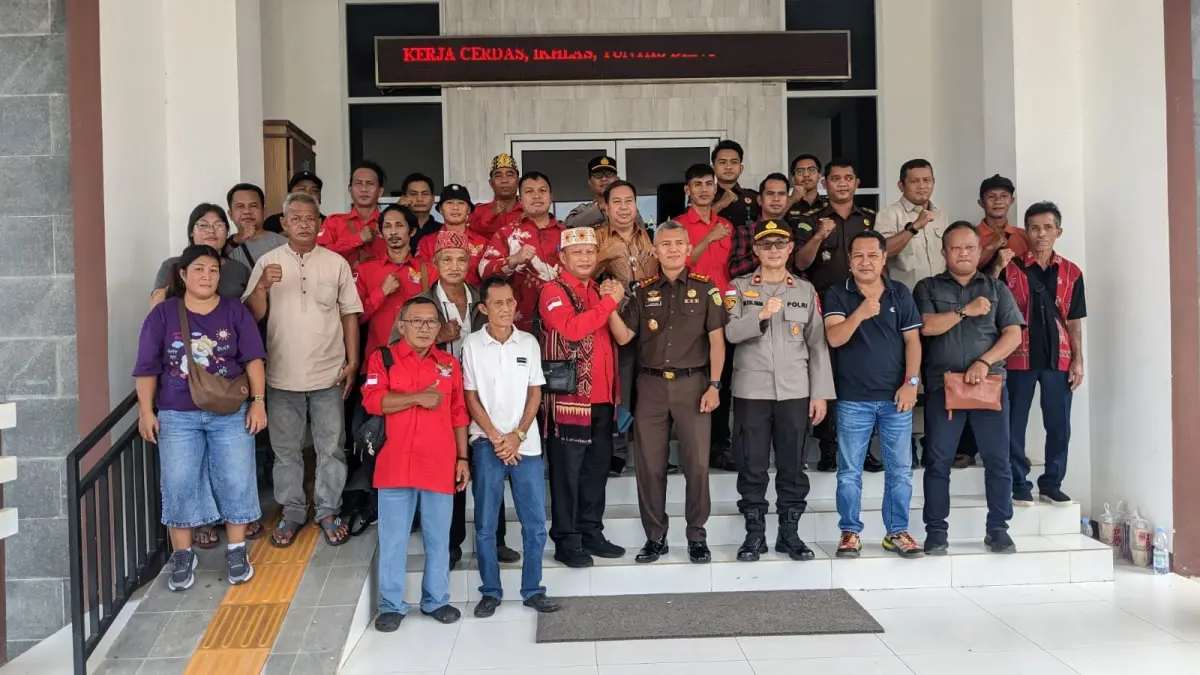 SABER Kalbar saat mendatangi kantor Kejaksaan Negeri Kapuas Hulu untuk mengawal perkara Penambangan Emas Tanpa Izin (PETI) di Desa Pemawan. (ISTIMEWA)
