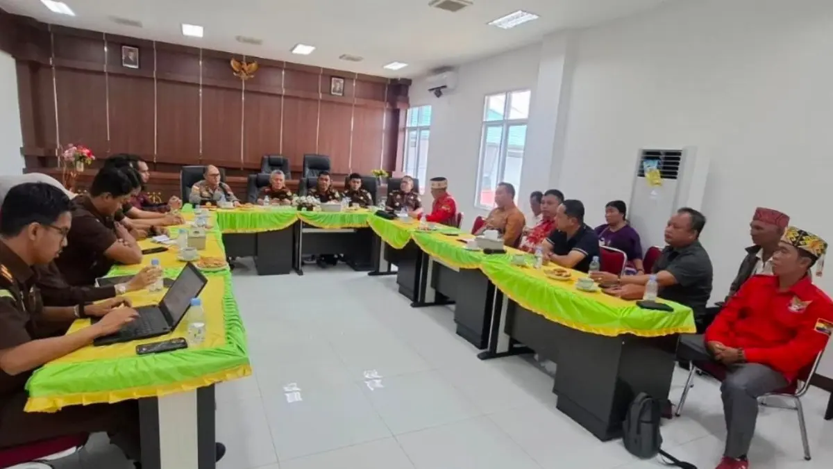 Saber Kalimantan Barat saat melakukan pertemuan dengan Jaksa Kejari Kapuas Hulu dalam mengawal perkara pertambangan ilegal di Boyan Tanjung. (DOK SABER KALBAR)