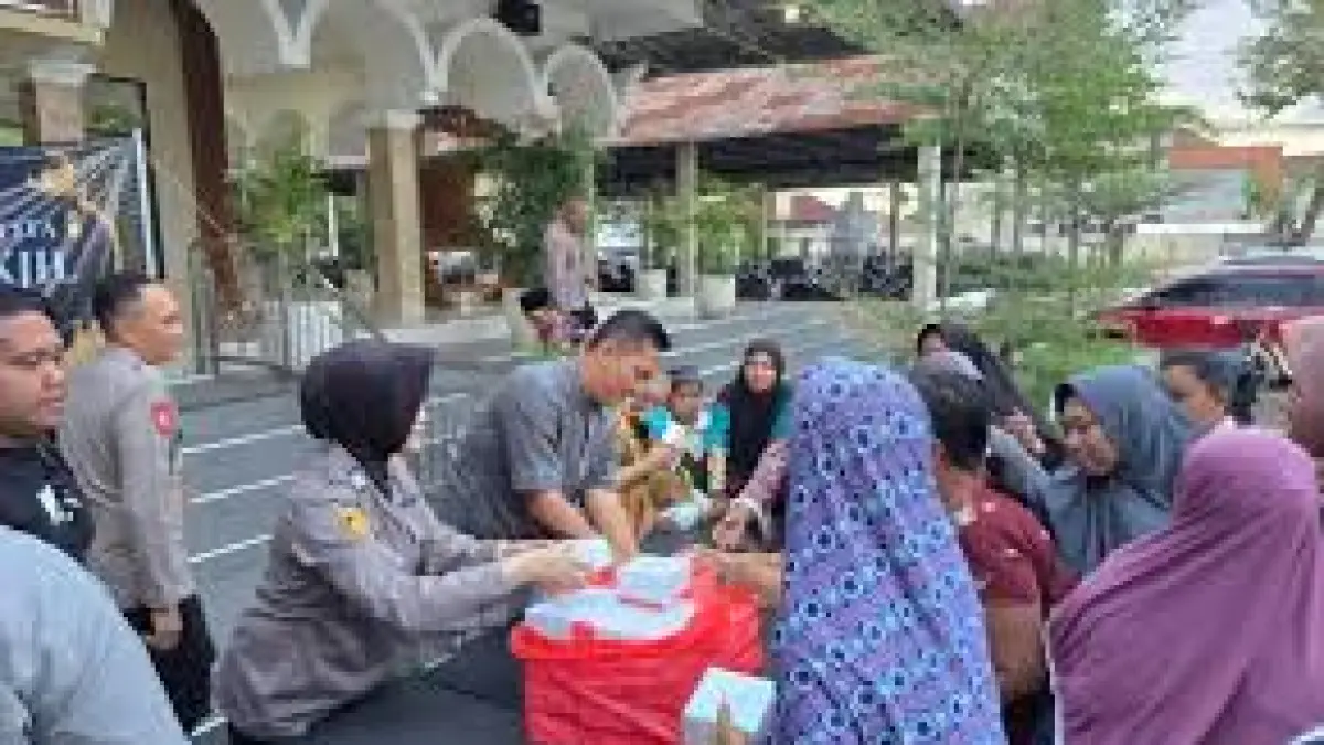 Salah satu  kegiatan bernilai ibadah (sedekah takjil) di Bulan Ramadan 
