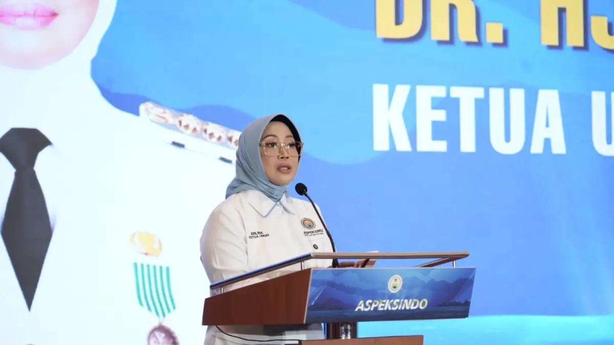 SAMBUTAN: Ketua Umum Aspeksindo Erlina yang juga Bupati Mempawah saat menyampaikan sambutan pada pelantikan pengurus Aspeksindo periode 2025–2030. (ADPIM PEMPROV KALBAR)
