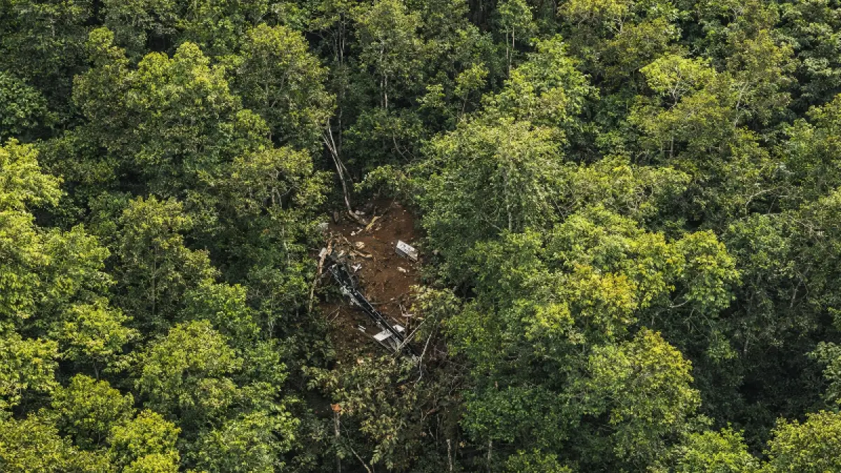 Serpihan yang diduga bagian ekor helikopter Airbus H130 PK-CFX terlihat dari udara saat pemantauan menggunakan helikopter Super Puma TNI AU di kawasan hutan Kabupaten Sekadau, Kalimantan Barat, Kamis (16/4) sore. (BASARNAS)