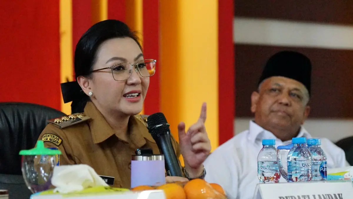 SOSIALISASI: Bupati Landak Karolin Margret Natasa menghadiri sosialisasi penyelesaian lahan eks HGU PT Aria di Aula Kantor Bappeda Ngabang, Senin (13/4). (ISTIMEWA)