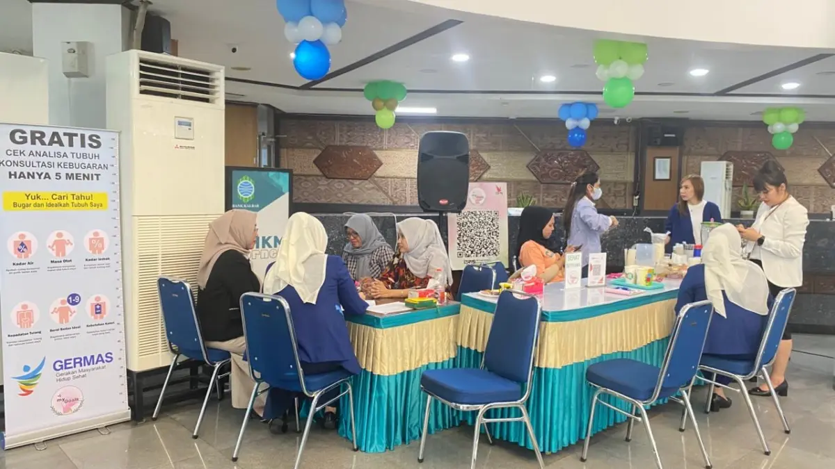 Suasana perayaan HUT ke-62 Bank Kalbar KCU Pontianak, nasabah antusias cek kesehatan gratis dan berburu hadiah.