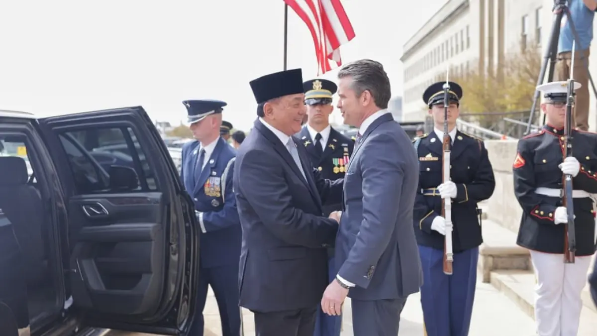 TEKEN KESEPAKATAN: Menteri Perang Amerika Serikan, Pete Heghseth mengajak Menteri Pertahanan RI berkeliling Pentagon, AS pada Senin (13/4/2026).  (JAWA POS)