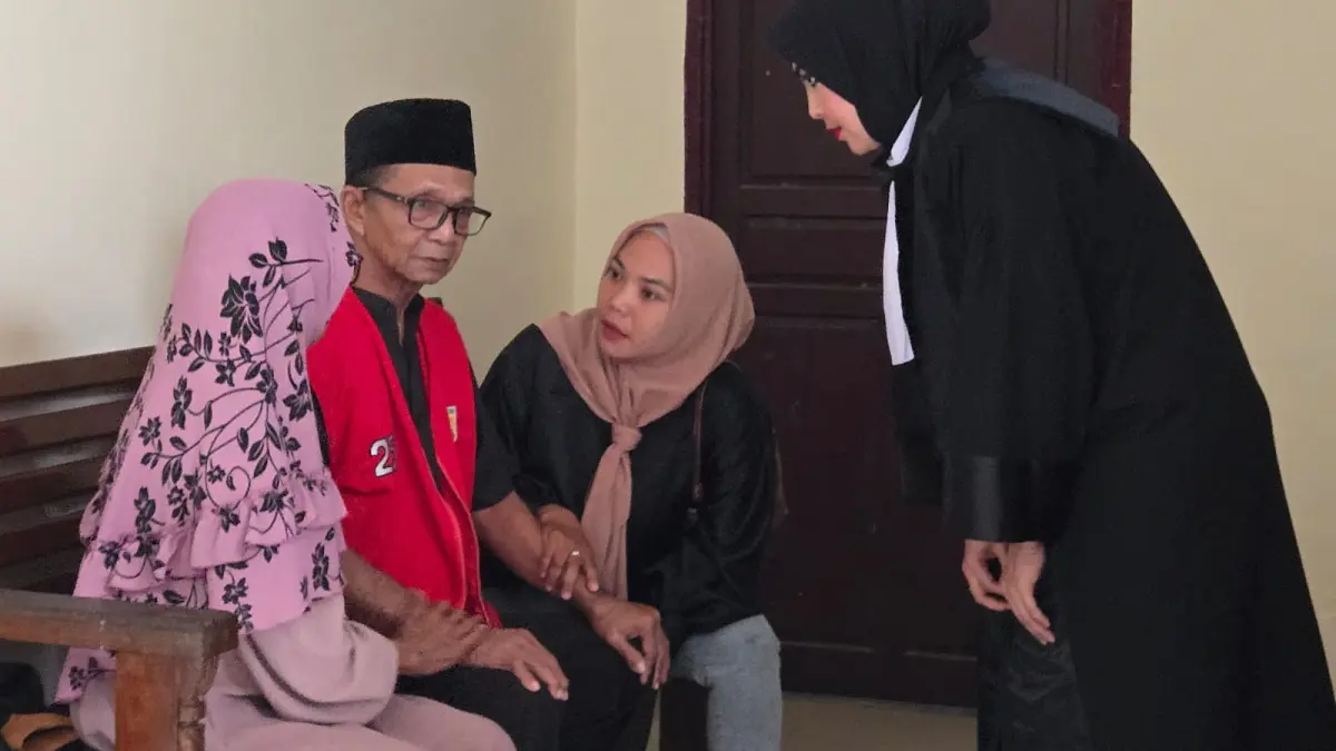 Tim Hukum dan keluarga sedang berkomunikasi dengan kakek Herman usai persidangan di PN Mempawah. (DOK ISTIMEWA)