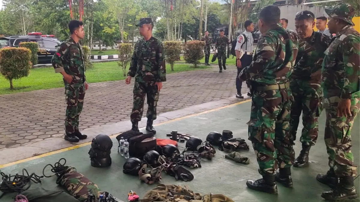 TNI AU mengerahkan personel untuk mendukung pencarian helikopter PK-CFX di Sekadau pada Kamis (16/4). (DOK KOPASGAT SUPADIO)