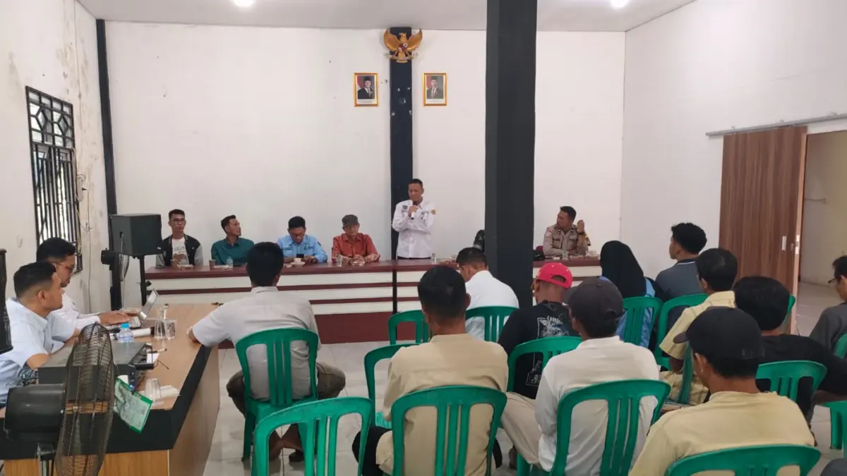 Warga Desa Sungai Batang, Kecamatan Sungai Pinyuh, Kabupaten Mempawah menyampaikan keluhan terkait limbah dapur MBG saat rapat koordinasi (rakor), Rabu (15/4) di Balai Desa setempat. (ISTIMEWA)