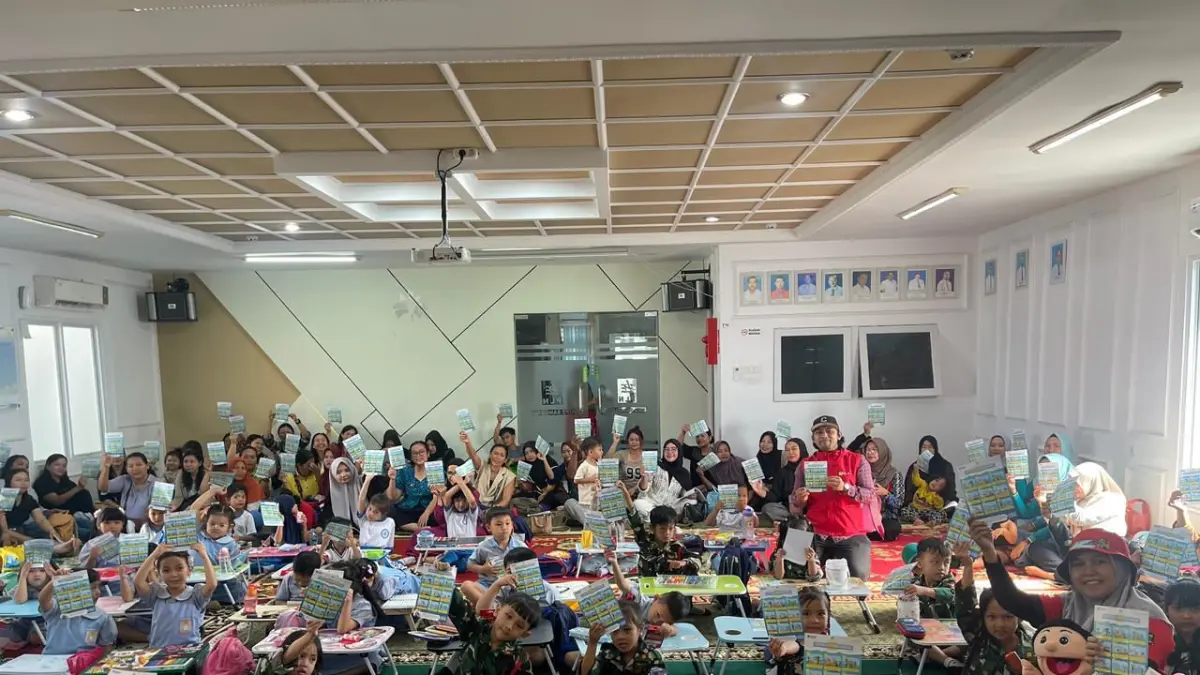 Momen setelah sosialisasi kelistrikan menjadi kesempatan berharga bagi anak-anak dan orang tua untuk memperdalam pemahaman mereka. Dalam sesi ini, tim PLN UP3 Sanggau memberikan edukasi seputar kelistrikan secara interaktif dan mudah dipahami, sehingga baik anak-anak maupun orang tua dapat memahami pentingnya penggunaan listrik yang aman dan bijak dalam kehidupan sehari-hari.