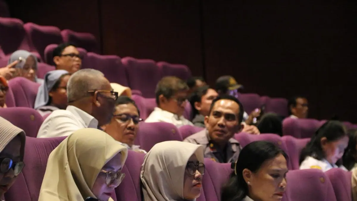 NOBAR: Wakapolres Kompol Riko Syafutra, Staf Ahli Bidang Hukum, Politik dan Pemerintahan Setda Singkawang Petrus Yudha Sasmitha, Kadisdikbud Kota Singkawang Asmadi, unsur PGRI, pihak sekolah, dan pelaku industri hiburan ikut nonton bareng film "Cyber Bullying"