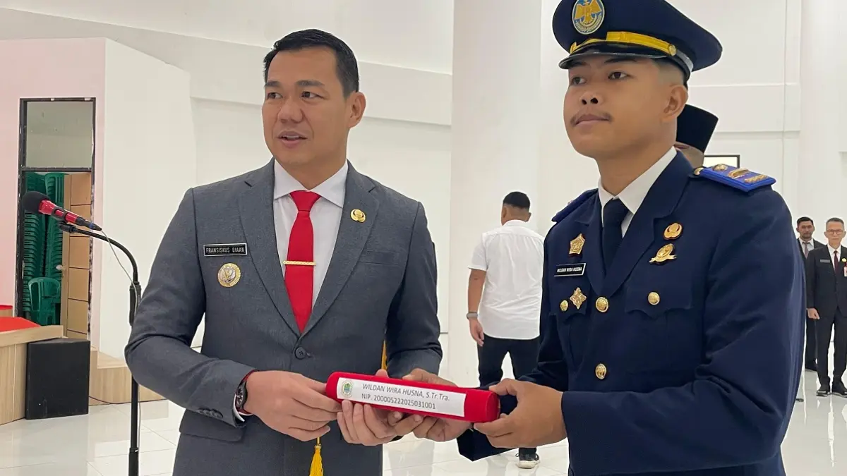 Bupati Kapuas Hulu Fransiskus Diaan saat menyerahkan SK PNS. (ISTIMEWA)