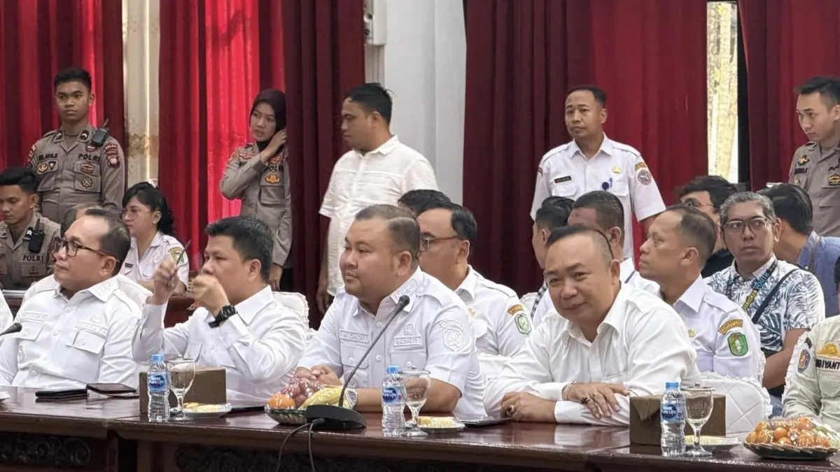 Bupati Ketapang, Alexander Wilyo, menghadiri rapat koordinasi di Balai Petitih Kantor Gubernur Kalbar, Rabu (15/4). (ISTIMEWA)