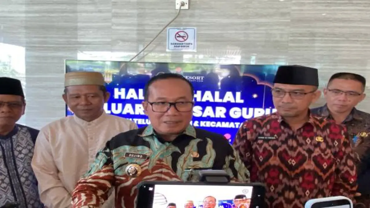 Bupati Kubu Raya, Sujiwo saat menghadiri acara Halalbihalal Keluarga Besar Guru Kecamatan Teluk Pakedai dan Kecamatan Kubu di Qubu Resort, Kamis (16/4). 