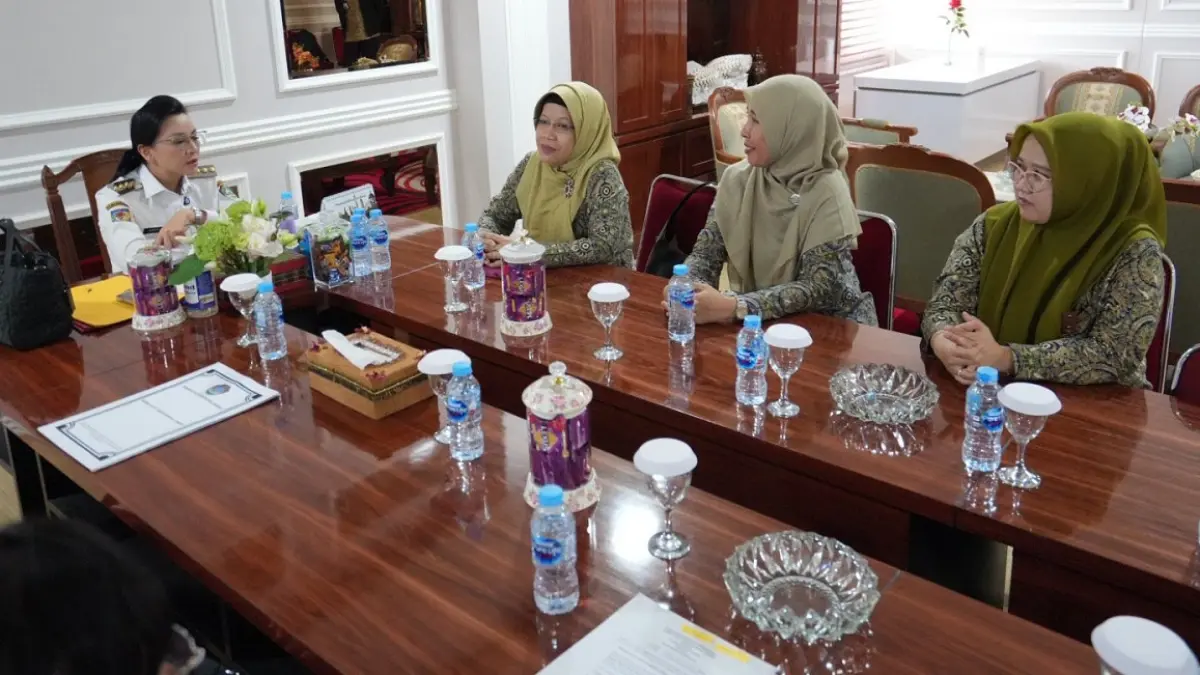 Bupati Landak Karolin Margret Natasa saat pertemuan dengan jajaran BPJS Kesehatan di Kantor Bupati Landak, Rabu (15/4). (ISTIMEWA)