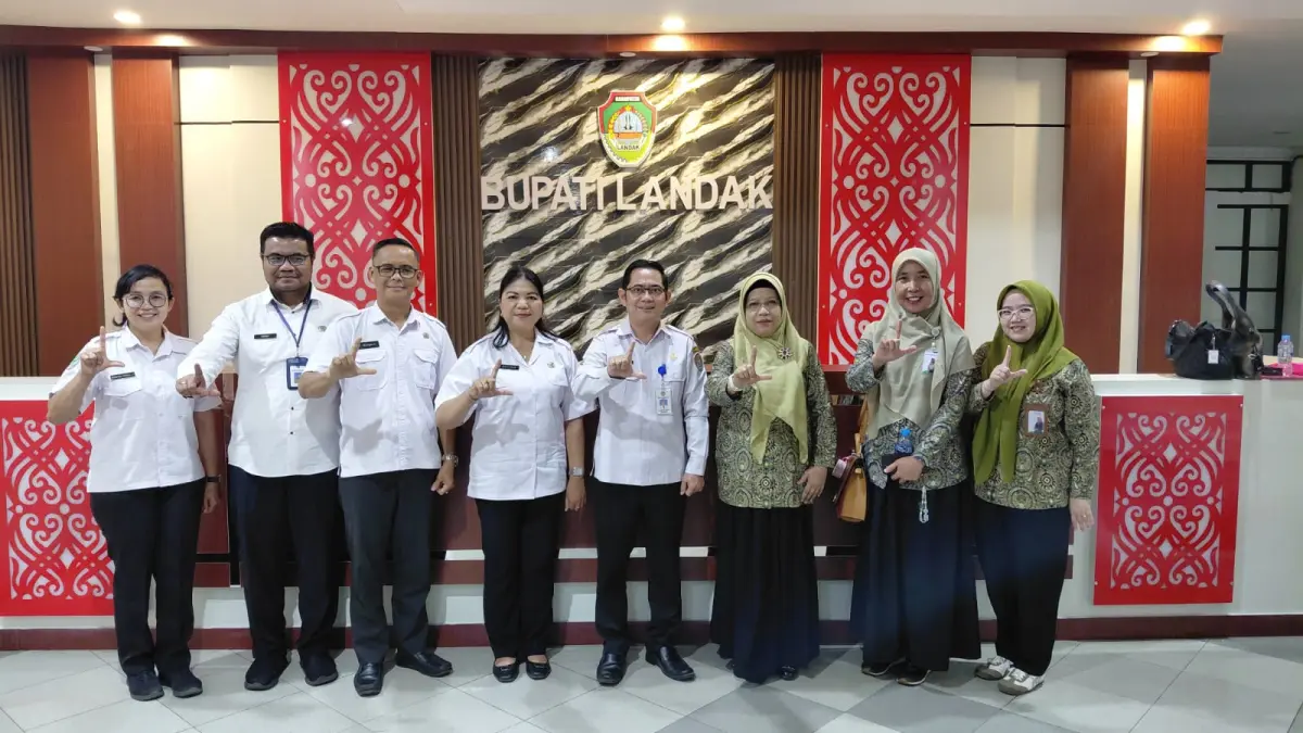 Foto bersama jajaran Pemkab Landak dan BPJS Kesehatan Cabang Pontianak usai penandatangan kerjasama layanan dialisis