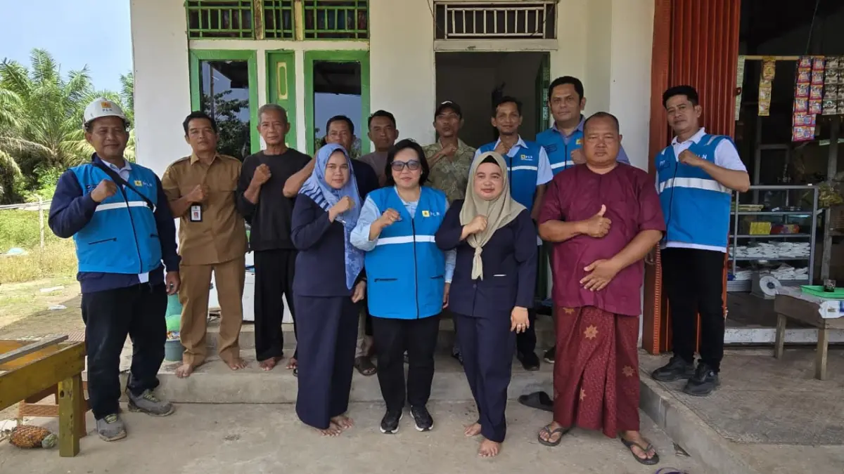 General Manager PLN UID Kalimantan Barat, Maria G.I Gunawan Foto bersama warga Desa Muara Baru Kabupaten Kubu Raya.