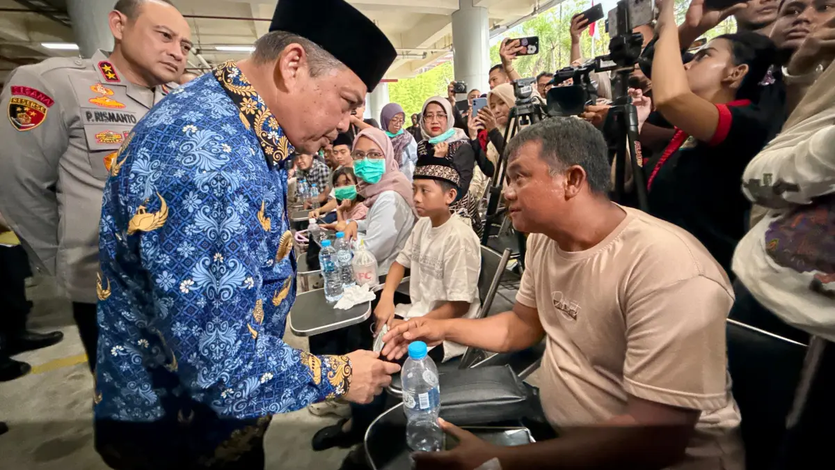 Gubernur Kalimantan Barat, Ria Norsan menyampaikan belasungkawa mendalam kepada keluarga korban usai konferensi pers terkait jatuhnya heli PK-CFX di RS Bhayangkara Pontianak, Jumat (17/4). (MEIDY KHADAFI/PONTIANAK POST)
