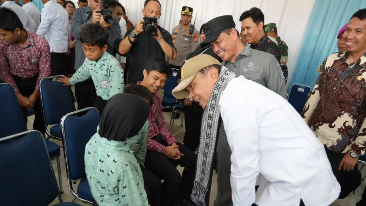 Gubernur Ria Norsan, mendampingi Menkopolkam, Djamari Chaniago berdialog dengan pelajar saat meninjau Sekolah Rakyat SRT 53 di Jalan A.R. Saleh, Kota Pontianak. (Adpim Pemprov Kalbar)