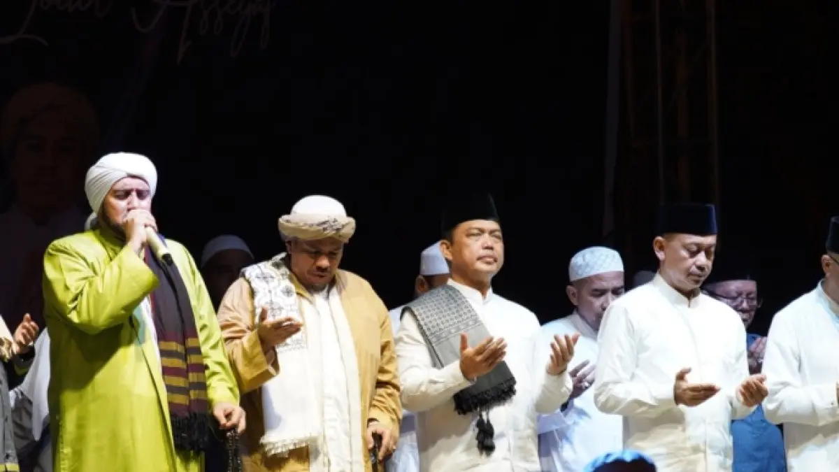 Habib Syech bin Abdul Qodir Assegaf memimpin Pontianak Bersholawat di hadapan puluhan ribu umat muslim beberapa tahun lalu. (IST)