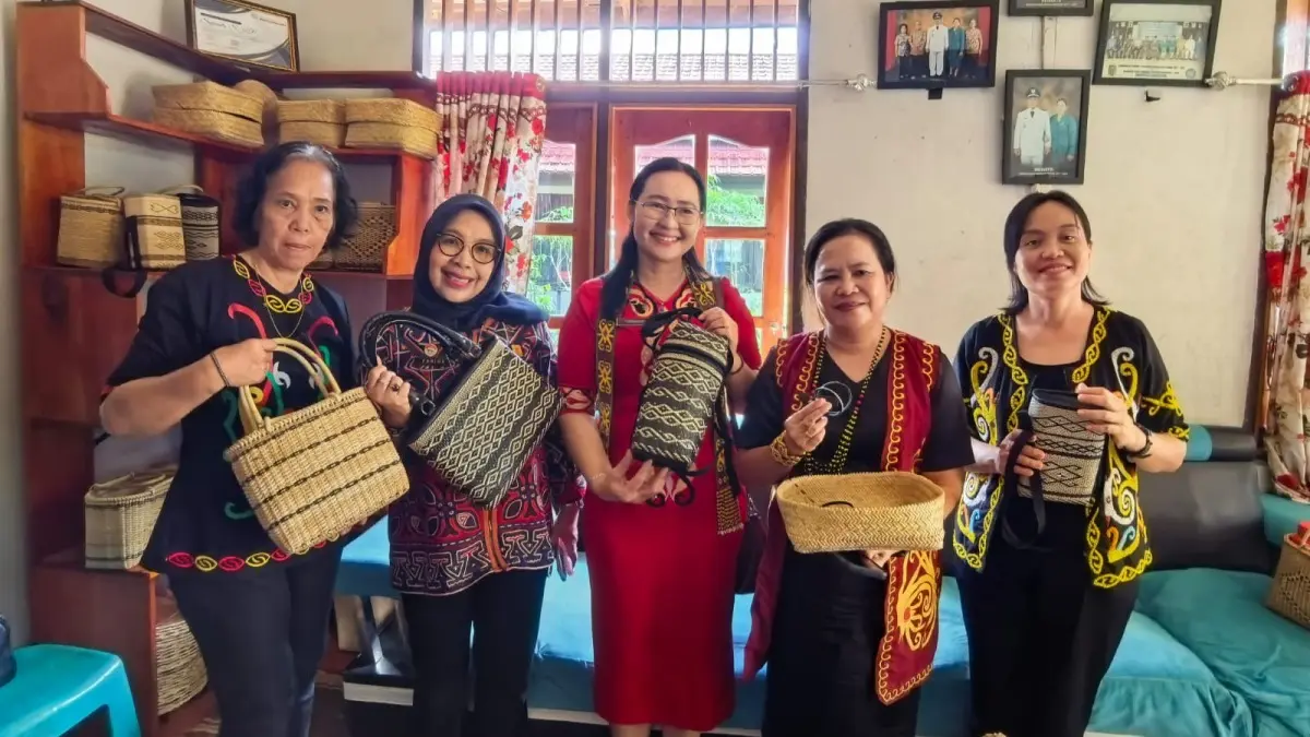 Kanwil Kemenkum Kalbar mengunjungi sentra kerajinan rotan di Kecamatan Jagoi Babang Kabupaten Bengayang pada Kamis (16/4). (DOK KANWIL KEMENKUM KALBAR)