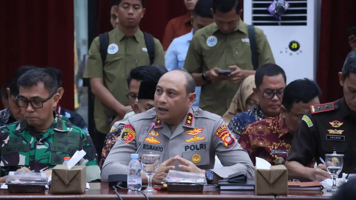 Kapolda Kalbar, Irjen Pol Pipit Rismanto menghadiri Rapat Koordinasi Penanggulangan Karhutla yang dipimpin Menteri Kehutanan RI di Kantor Gubernur Kalbar, Kamis (16/4). (ISTIMEWA)