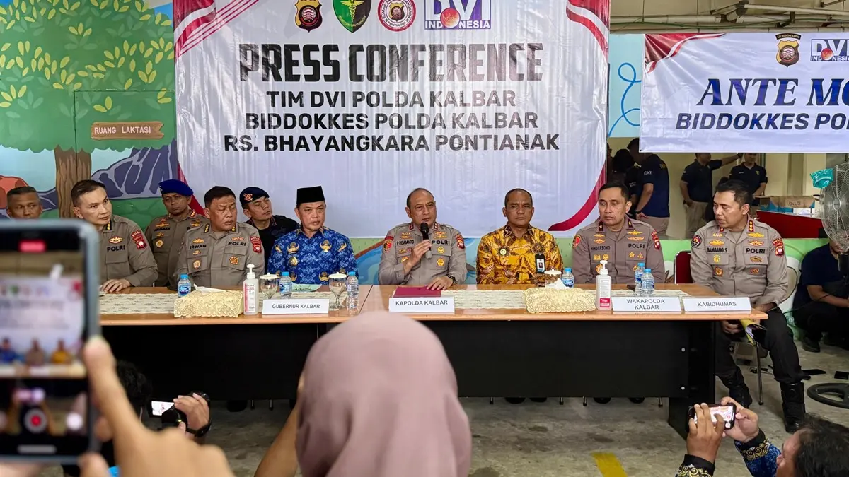 Kapolda Kalbar Irjen Pol Pipit Rismanto saat konferensi pers bersama Gubernur Kalbar, Ria Norsan di RS Bhayangkara Anton Soedjarwo Pontianak, Jumat (17/4) siang.&nbsp;(MEIDY KHADAFI/PONTIANAK POST)