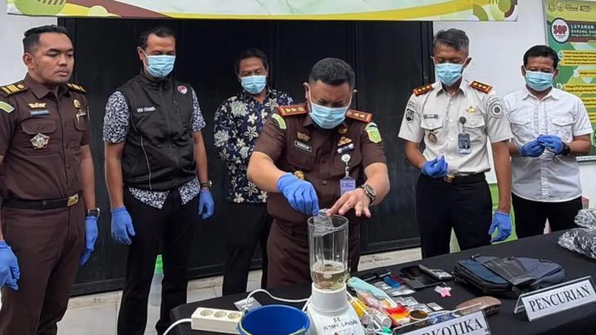 Kejari Landak menggelar pemusnahan barang bukti berbagai perkara tindak pidana umum di halaman kantor Kejari Landak pada, Kamis (16/4). (ISTIMEWA)