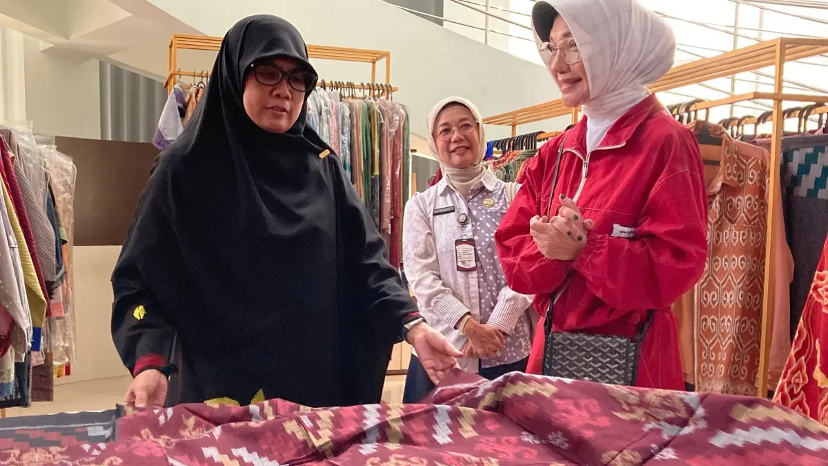 Ketua DWP Kementerian Lingkungan Hidup, Sulikah, meninjau UMKM Center Dekranasda Kota Pontianak, Kamis (16/4). (ISTIMEWA)
