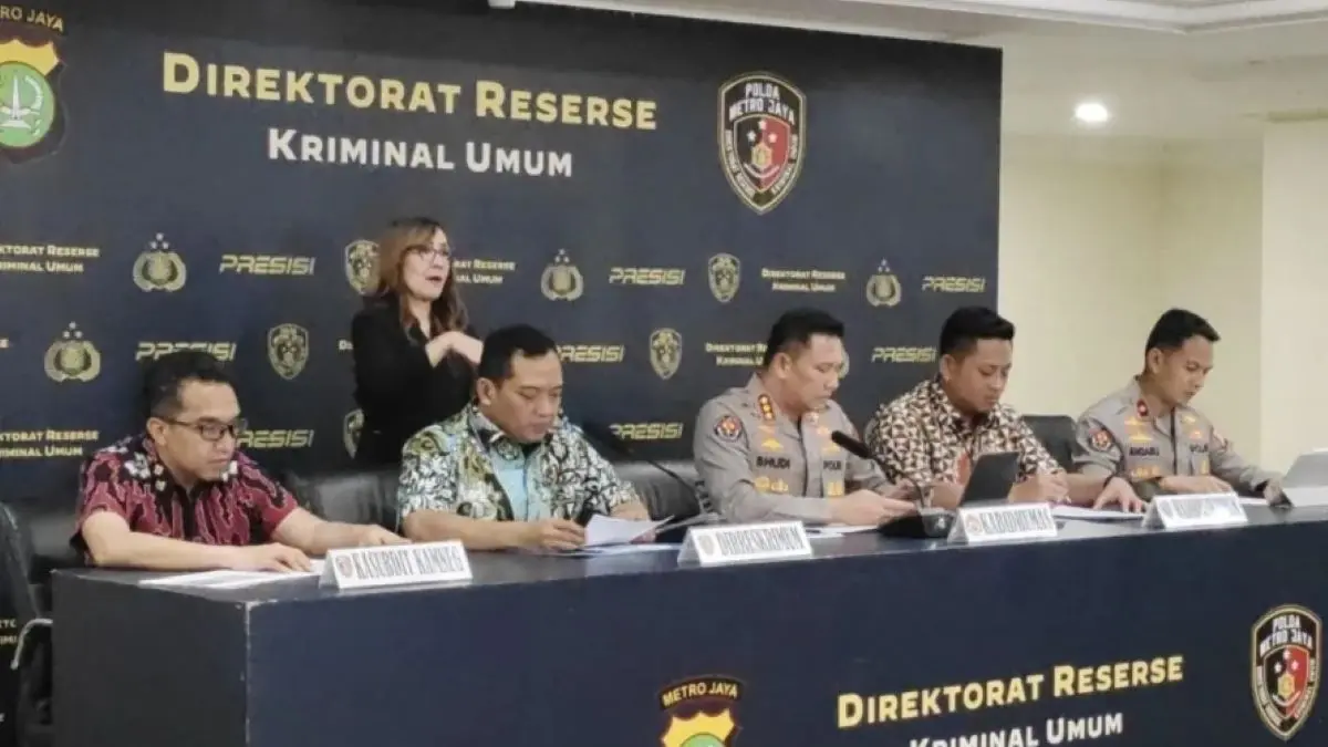 Konferensi pers keputusan penghentian penyidikan terhadap tiga orang tersangka, ES,DHL, dan RHS dalam kasus laporan dugaan ijazah palsu Presiden ke-7 RI, Joko Widodo, Jumat (17/4). (ANTARA)