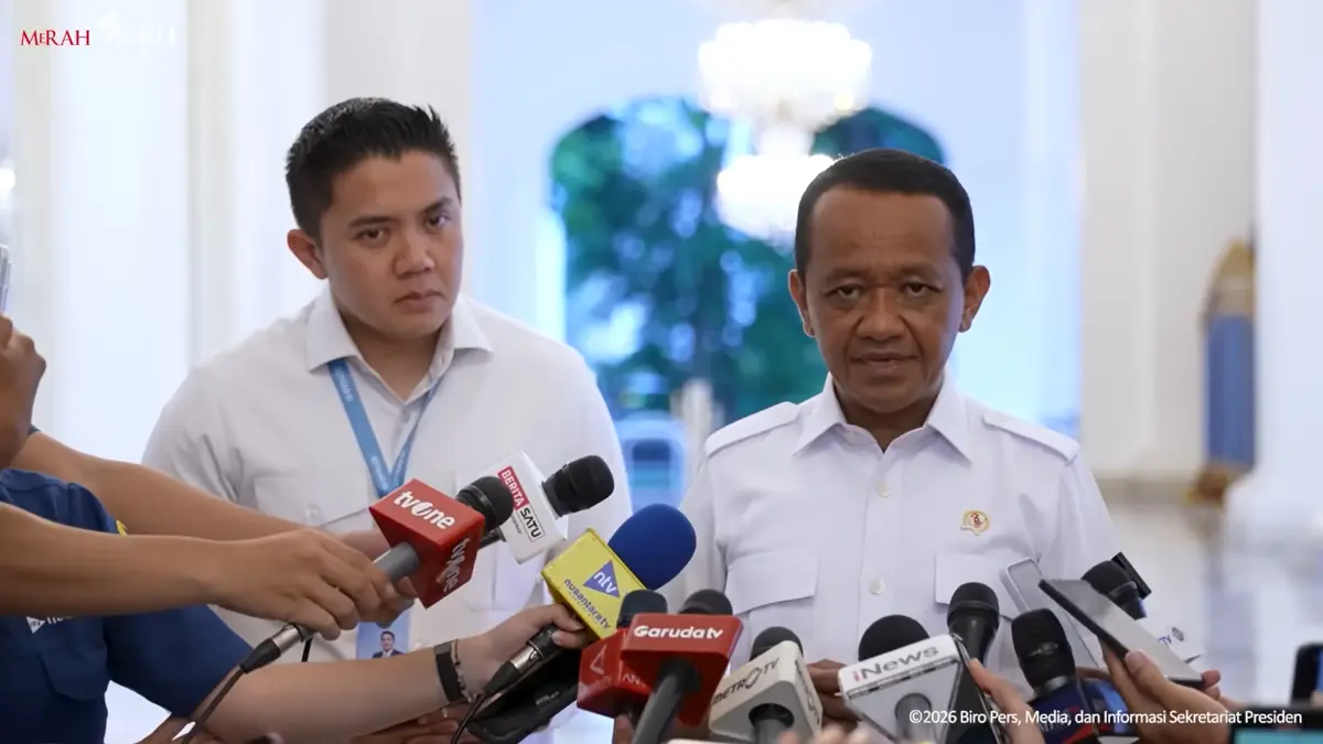 Menteri ESDM Bahlil Lahadalia didampingi Seskab Teddy dalam keterangan pers, Istana Merdeka, 16 April 2026. (YOUTUBE)