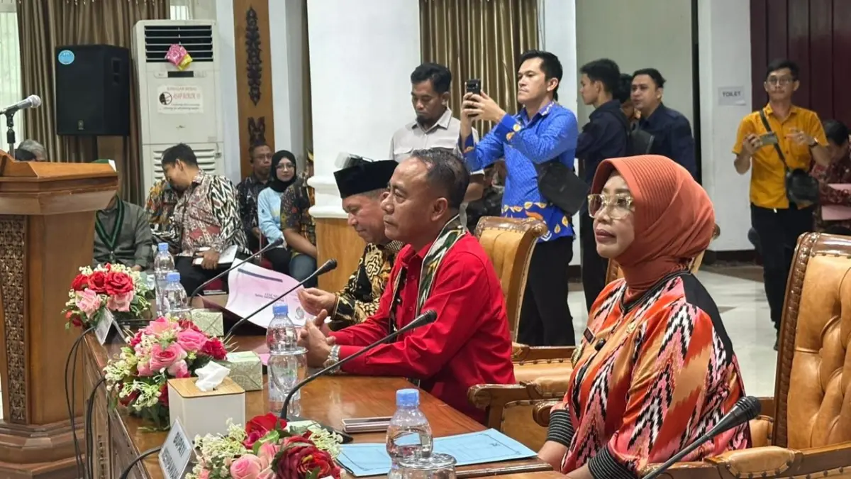 MUSRENBANG: Wakil Gubernur Kalimantan Barat Krisantus Kurniawan bersama Bupati Mempawah DR Hj Erlina, SH, MH saat menghadiri Musrenbang RKPD Kabupaten Mempawah Tahun Anggaran 2027 di Aula Kantor Bupati Mempawah, Kamis (16/4). (ISTIMEWA)