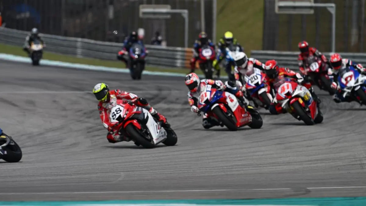 Pebalap Astra Honda Racing Team (AHRT) tampil kompetitif pada seri perdana Asia Road Racing Championship (ARRC) 2026 di Sepang International Circuit, Malaysia, 11-12 April.