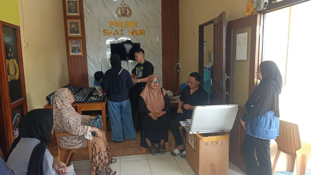 Pelayanan gratis pemeriksaan mata oleh Polsek Silat Hilir bagi masyarakat setempat. (ISTIMEWA)