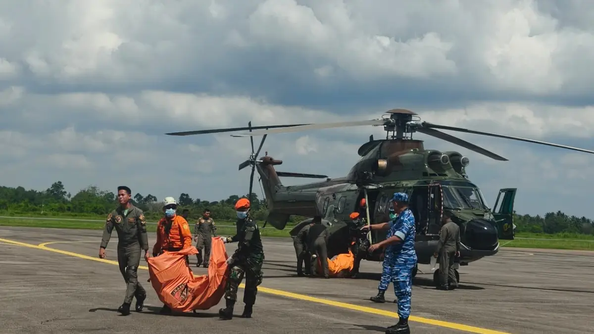 Proses Evakuasi Korban Helikopter PK-CFX Matthew Air Nusantara Gunakan Heli Caracal ke Supadio
