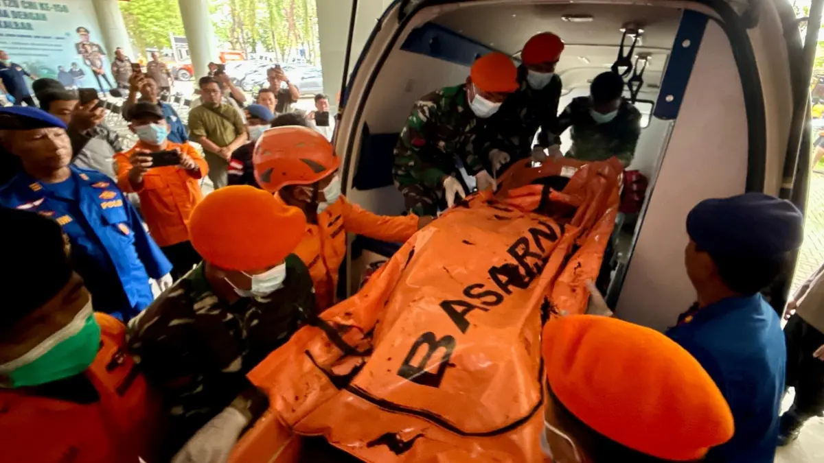 Tim gabungan sedang menurunkan jenazah korban kecelakaan helikopter PK-CFX di Rumah Sakit Bhayangkara Anton Soedjarwo, Jumat (17/4). Delapan jenazah ini langsung dibawa ke instalasi forensik untuk penanganan lebih lanjut. (MEIDY KHADAFI/PONTIANAK POST)