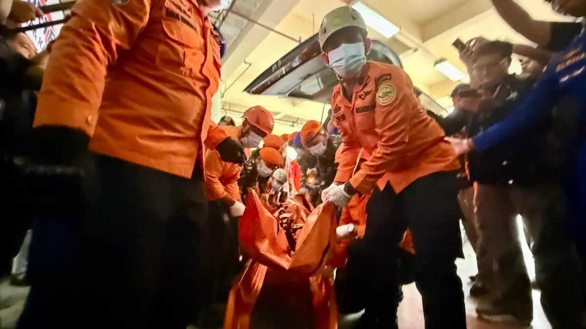 Tim gabungan sedang menurunkan jenazah korban kecelakaan helikopter PK-CFX di Rumah Sakit Bhayangkara Anton Soedjarwo, Jumat (17/4). Delapan jenazah ini langsung dibawa ke instalasi forensik untuk penanganan lebih lanjut. (MEIDY KHADAFI/PONTIANAK POST)